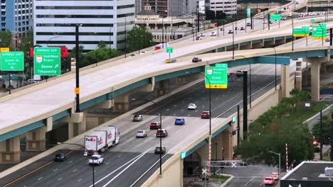 FedEx-Langstrecken-Sattelzug-Mit-Zwei-Anhängern-Transportiert-Pakete-Durch-Die-Innenstadt-Von-Orlando-Auf-Stark-Befahrener-Autobahn