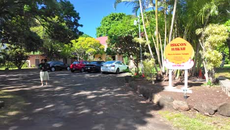 Exterior-Del-Templo-De-Iskcon-Hawaii-Con-Aparcamiento-Bajo-La-Sombra-De-Un-árbol