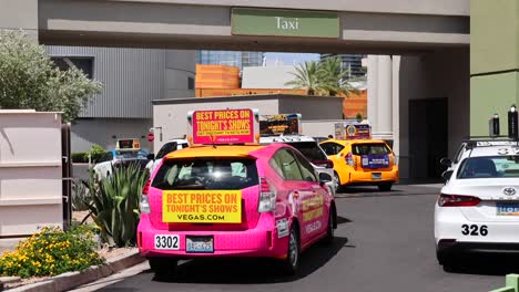 Taxis-Estacionados-Y-Esperando-Pasajeros-Afuera-De-Un-Hotel-En-Las-Vegas.