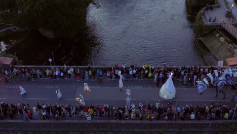 Atemberaubende-Pegasus-Parade-über-Die-O&#39;Briens-Bridge-Bei-Nacht