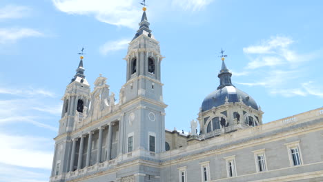 Nach-Oben-Kippen-Und-Die-Fassade-Der-Almudena-Kathedrale-In-Madrid-Freigeben---Sonniger-Tag