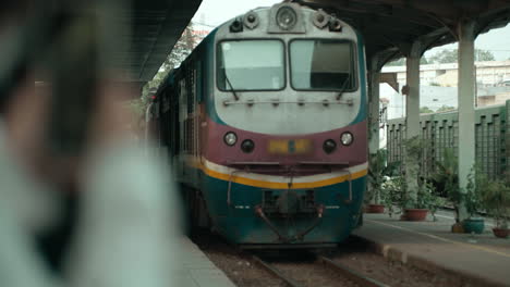 Öffentlicher-Zug-Nähert-Sich-Dem-Bahnhof-In-Asien-Vietnam-Hauptstadt-Hub