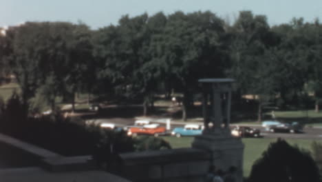 Oldtimer-Fahren-In-Den-1950er-Jahren-Vor-Dem-Washington-Monument