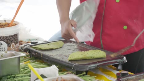 Persona-Que-Prepara-Comida-Nativa-Hecha-De-Maíz-Y-Cactus.