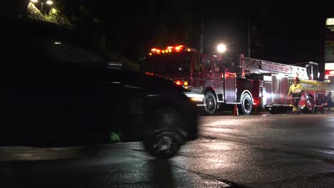 Camiones-De-Bomberos-Por-La-Noche-Con-Luces-Rojas-Intermitentes-Brillantes