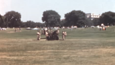 Civiles-Y-Militares-Al-Aire-Libre-En-Arlington,-Virginia,-En-La-Década-De-1950