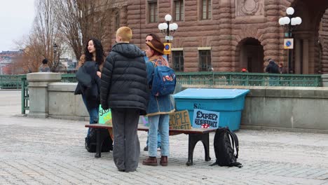 Kinder-Mit-Klimaprotestschildern-Beim-Schulstreik-Von-Fridays-For-Future-In-Stockholm,-Schweden