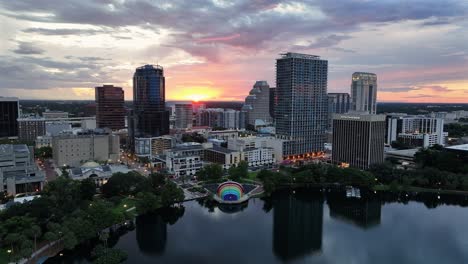 Ciudad-De-Orlando-Con-Lago-Al-Atardecer-Dorado