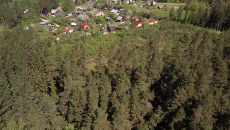 Ein-Malerisches-Dorf,-Eingebettet-In-Einen-Dichten-Kiefernwald-Entlang-Der-Ostseeküste