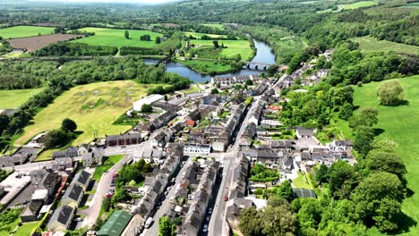 Irland:-Epische-Orte,-Drohnenüberflug-Der-Stadt-Cappoquin-Und-Des-Blackwater-River-In-Waterford,-Irland