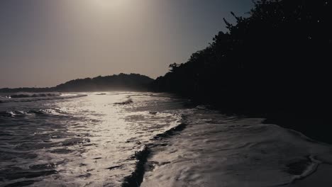 Vista-Aérea-De-Las-Olas-En-La-Playa-De-Costa-Rica-En-El-Caribe-Al-Atardecer-Entre-Puerto-Viejo-Y-Punta-Uva