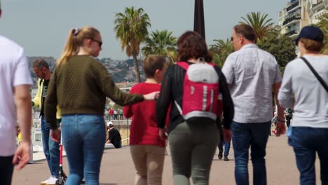 People-enjoy-beautiful-Promenade-des-Anglais-in-Nice-city,-static-view