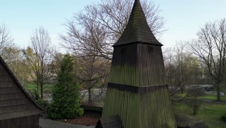 Antiguo-Campanario-Histórico-De-La-Edad-Media,-Hecho-De-Madera-En-El-Parque---Vista-De-Dron-4k