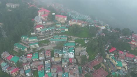 Vista-Aérea-De-La-Estación-De-Montaña-De-Shimla,-Calle-Comercial