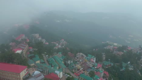 Vista-Aérea-De-La-Estación-De-Montaña-De-Shimla,-Calle-Comercial