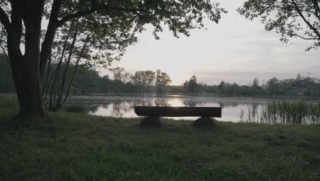 Handgefertigte-Einsame-Holzbank-Zwischen-Den-Bäumen-Am-Rande-Des-Teiches-Bei-Sonnenuntergang