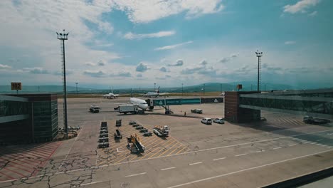 Time-lapse-Del-Aeropuerto-Internacional-De-Tbilisi-Y-Su-Pista-Bajo-Un-Hermoso-Cielo-Nublado-En-Georgia