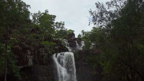 Cataratas-Cedar-Creek,-Whitsundays,-Airlie-Beach,-Cascada-Proserpine,-Cámara-Lenta,-Río,-Australia,-Reserva,-Palm-Grove,-Queensland,-Temporada-De-Lluvias,-Primavera,-Verano,-Otoño,-Invierno,-Soleado,-Cielo-Azul,-Nubes,-Abajo,-Pan