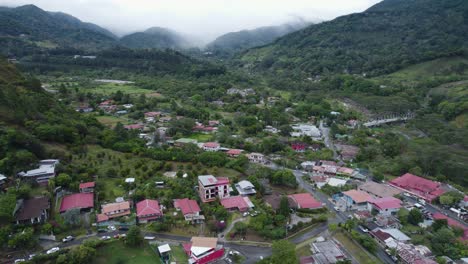 Boquete,-Panamá,-Mostrando-Una-Pequeña-Ciudad-Rodeada-De-Exuberantes-Colinas-Verdes,-Vista-Aérea