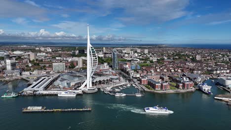 Spinnaker-Tower-Portsmouth-Großbritannien-Historische-Strandpromenade-Drohne,-Luftaufnahme