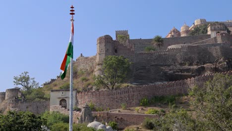 Das-Video-Wurde-Morgens-In-Der-Kumbhal-Festung-In-Kumbhalgarh,-Rajasthan,-Indien-Aufgenommen-Und-Ist-Eine-Künstlerische-Architektur-Der-Alten-Festung-Mit-Strahlend-Blauem-Himmel-Aus-Einer-Einzigartigen-Perspektive