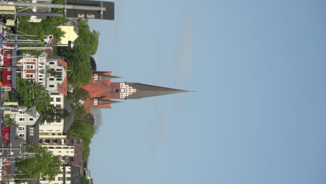 Vista-Del-Horizonte-De-Flensburg-Con-La-Torre-De-La-Iglesia-En-Formato-Vertical