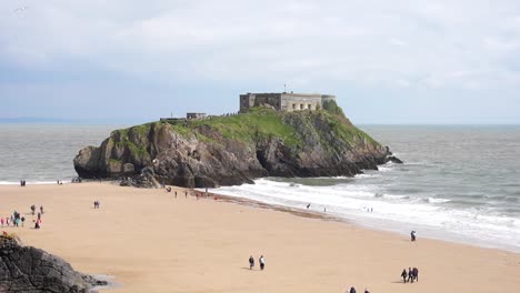 St.-Catherine&#39;s-Island-Und-Fort-Am-Fuße-Des-Castle-Beach-Mit-Menschen,-Die-Tagsüber-Herumlaufen