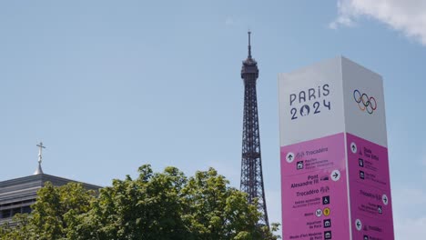 Olympische-Spiele-2024-In-Paris,-Eiffelturm,-Trocadero-Schild,-Mittlere-Aufnahme