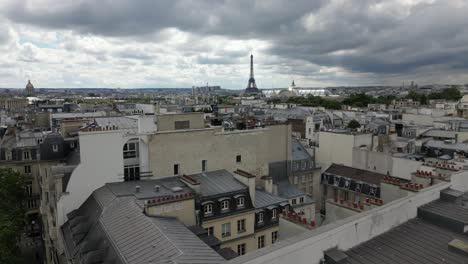 Movimiento-Aéreo-Hacia-Adelante-En-Una-Vista-Panorámica-Sobre-París-En-Dirección-A-La-Torre-Eiffel,-Francia