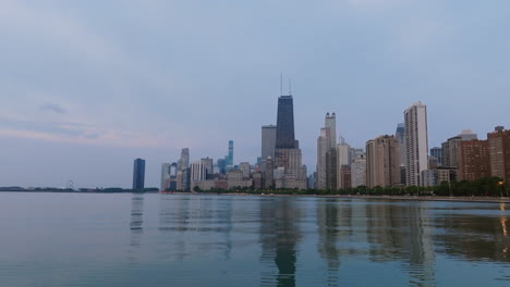 Imágenes-Aéreas-Volando-Muy-Cerca-Del-Agua-Del-Lago-Michigan-Con-El-Centro-De-Chicago-Y-Lakeshore-Drive-Al-Fondo