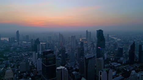 Edificios-Altos-De-La-Ciudad-De-Bangkok-Al-Atardecer-En-Tailandia,-Sudeste-Asiático