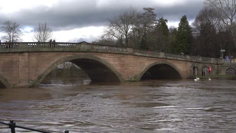 El-Río-Severn,-Crecido,-Fluye-Bajo-El-Puente-De-Bewdley,-Worcestershire