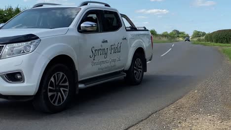 Una-Carretera-Rural-En-El-Reino-Unido-Muy-Utilizada-Por-Mucho-Tráfico.