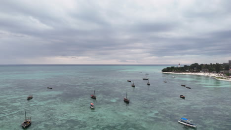 Barcos-De-Madera-En-La-Pintoresca-Playa-Tropical-De-Arena-De-Nungwi-En-Zanzíbar,-Tanzania,-África-Oriental