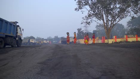 Women-coal-pickers-at-Jharia-coalfield,-Dhanbad,-Jharkhand