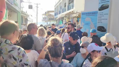 Calle-De-Fira-Llena-De-Gente