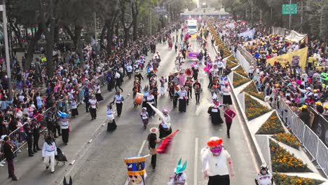 Personas-Bailando-En-La-Celebración-Del-Gran-Desfile-Del-Día-De-Los-Muertos-En-La-Calle-Paseo-De-La-Reforma