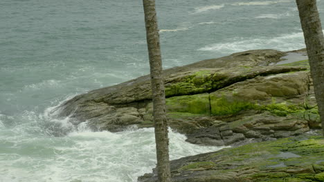 Meereswellen-Plätschern-Auf-Den-Felsen,-Nahaufnahme