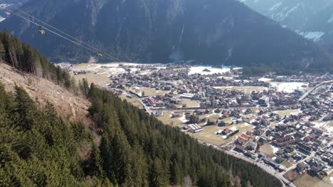 La-Ciudad-De-Mayrhofen,-Fotografiada-Con-Un-Dron-Durante-Un-Cálido-Día-De-Invierno-Con-Nieve-Derretida