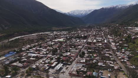 Vista-Aérea-De-San-José-De-Maipo,-Una-Pintoresca-Comuna-Ubicada-En-La-Provincia-De-La-Cordillera-De-Chile.