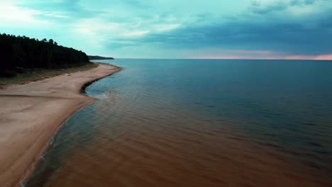 Ein-Atemberaubender-Blick-Auf-Die-Ostseeküste-Mit-Sandstränden,-Sanften-Wellen-Und-üppigem-Grün