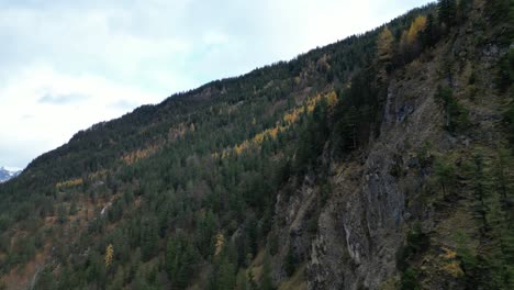 La-Vista-Aérea-De-Los-Senderos-De-Las-Cascadas-En-Garmisch-Partenkirchen-Durante-El-Otoño-Muestra-La-Vibrante-Exhibición-De-Follaje-Colorido.