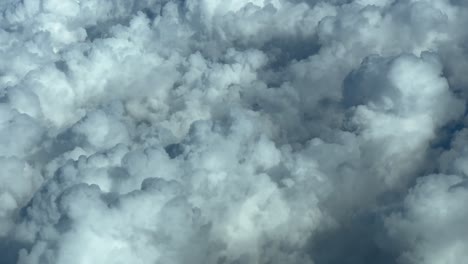 Piloten-POV-Beim-Überfliegen-Eines-Turbulenten-Himmels-Voller-Stürmischer-Wolken,-Aus-Der-Sicht-Des-Piloten