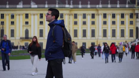 Schloss-Schönbrunn-In-Wien-An-Einem-Kalten-Und-Bewölkten-Nachmittag,-Ein-Touristenziel