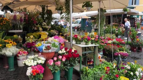 Vendedor-De-Flores-En-Un-Mercado-Al-Aire-Libre-En-Las-Calles-De-Roma-En-Italia