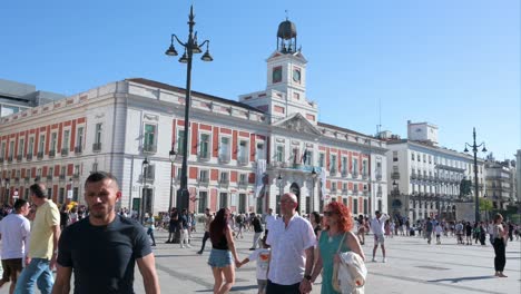 Establishing-shot-of-the-Puerta-del-Sol-,-an-iconic-landmark-and-tourist-spot-in-Madrid,-Spain