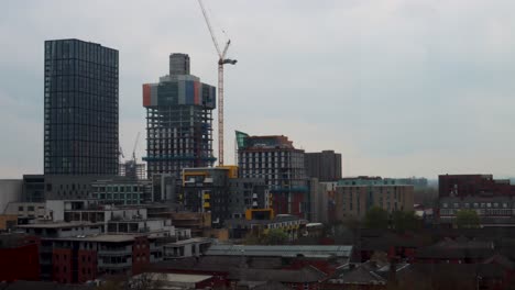 Zeitraffer-Der-Wolken-über-Der-Skyline-Von-Manchester-Und-Baustellen,-Breite-Statische-Ansicht