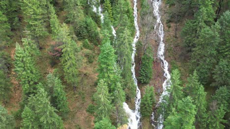 La-Vista-Aérea-De-Los-Senderos-De-Las-Cascadas-En-Garmisch-Partenkirchen-Durante-El-Otoño-Muestra-La-Vibrante-Exhibición-De-Follaje-Colorido.