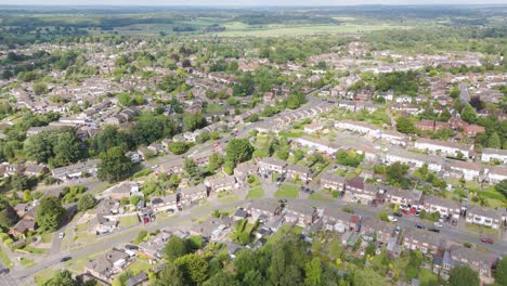 Vista-Aérea-De-Los-Suburbios-Residenciales-De-Reading,-Reino-Unido,-Que-Muestra-Amplias-Viviendas,-Espacios-Verdes-Y-Planificación-Urbana.