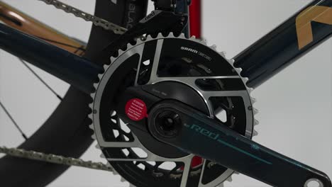 Detail-Des-Modernen-Straßenfahrrads,-Rennrad,-Elektrofahrradstift,-Sram,-Kettenräder,-Shimano